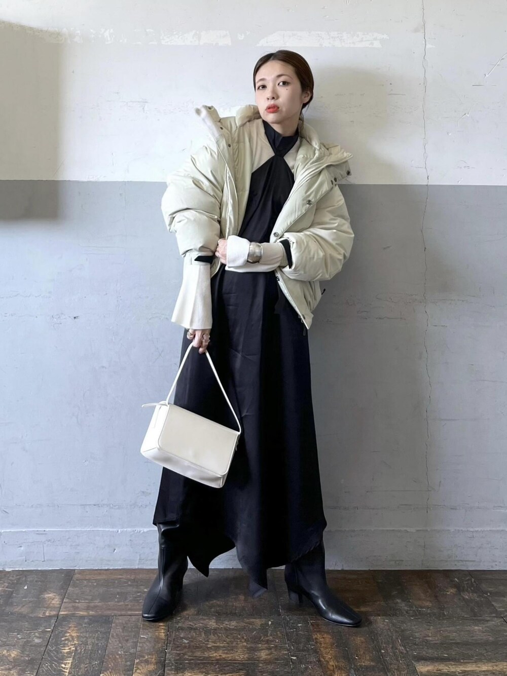 「baserange、ベースレンジ、長袖、ショート、ホワイト、ニット、ダウン、ブラック、ワンピース、ブーツ、ADAM ET ROPÉ、FEMME、HOMME、UNISEX、骨格ナチュラル」｜「ADAM ET ROPE'のナロースクエアトゥロングブーツ（ブーツ、ブラック系）」を使った、tampoさん（レディース・158cm）の秋コーディネートの1枚目の写真