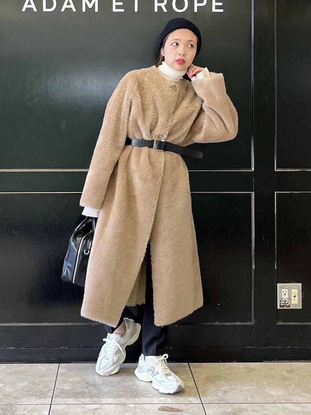 「SNaPMeAward23w、リバーシブル、ボストンバッグ、ニット、長袖、ロング、タートルネック、パンツ、スニーカー、ADAM ET ROPÉ、FEMME、骨格ナチュラル、イエベ、大人カジュアル、冬」｜「ADAM ET ROPE'のロゴボストンバッグ（ボストンバッグ、ブラック系）」を使った、tampoさん（レディース・158cm）の冬コーディネートの1枚目の写真