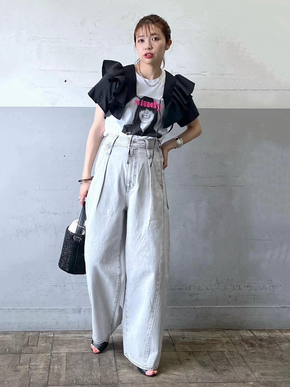 「ボレロ、フリル、ブラック、ホワイト、Tシャツ、半袖、プリント、パンツ、デニム、サンダル、ヒール、ADAM ET ROPÉ、FEMME、骨格ナチュラル、イエベ」｜「ADAM ET ROPE'の【環境配慮】ディープライズワイドデニム（デニムパンツ、ブラック系）」を使った、tampoさん（レディース・158cm）の夏コーディネートの1枚目の写真