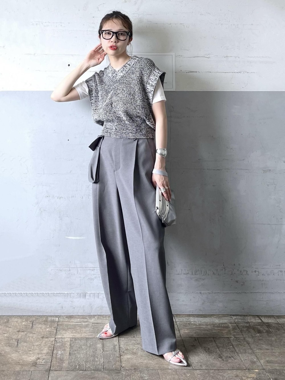 「別注、シルバー、ブラック、ホワイト、半袖、パンツ、ハイウエスト、センタープレス、サンダル、ADAM ET ROPÉ、FEMME、骨格ナチュラル、イエベ、大人カジュアル、レイヤード」｜「ADAM ET ROPE'の【LeSportsac for ADAM ET ROPE'】別注 COSMETIC CLUTCH（ポーチ、シルバー系）」を使った、tampoさん（レディース・158cm）の春コーディネートの1枚目の写真