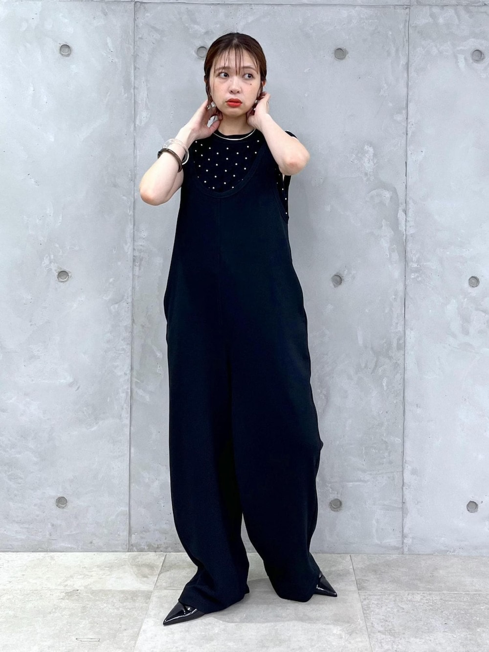 「パール、FEMME、骨格ナチュラル、イエベ、夏、夏ファッション、ワントーン、スタイルカバー、洗える、ウォッシャブル、ニット、ロンパース、ブラック、ワイド、クルーネック」｜「ADAM ET ROPE'の【逸品】パールニットプルオーバー（ニット/セーター、ブラック系）」を使った、tampoさん（レディース・158cm）の夏コーディネートの1枚目の写真