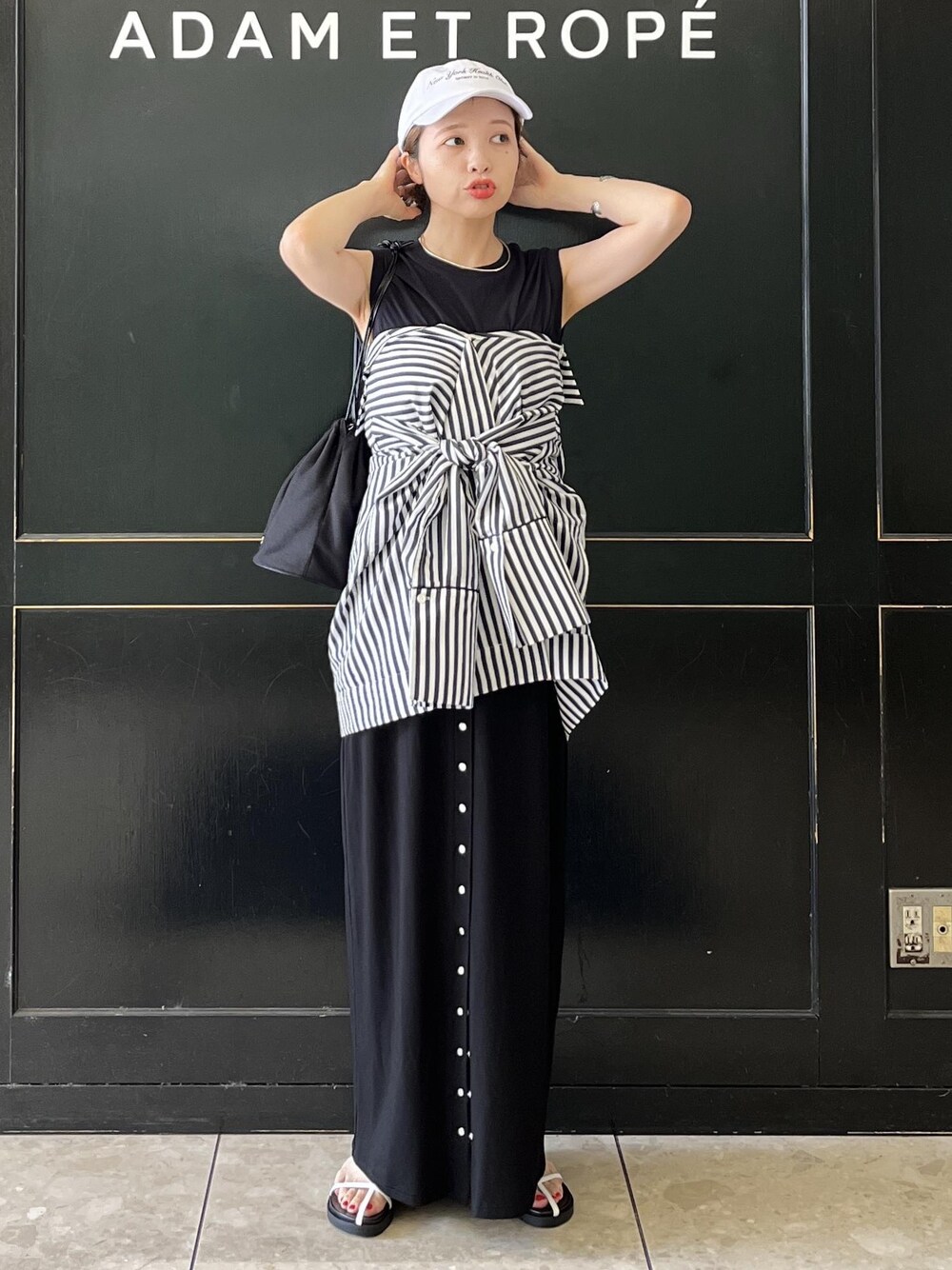 「ナチュラル、イエベ春、イエベスプリング、agnes b.、アニエス ベー、hanes、ヘインズ、sporty&rich、スポーティー&リッチ、タイトスカート、ブラック、クルーネック、ストライプ、サンダル、ADAM ET ROPÉ」｜「agnes b.の【agnes b. pour ADAM ET ROPE'】JUPE PRESSIONS LONG（スカート、ブラック系）」を使った、tampoさん（レディース・158cm）の夏コーディネートの1枚目の写真