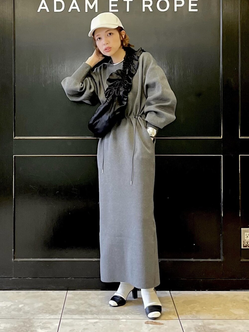 「グレー、長袖、ロング、ワンピース、ADAM ET ROPÉ、FEMME、骨格ナチュラル、イエベ、大人カジュアル、フェミニン、スポーティー、秋コーデ、冬コーデ、秋ファッション、冬ファッション」｜「ADAM ET ROPE'のバルキーニーハイソックス（ソックス/靴下、ホワイト系）」を使った、tampoさん（レディース・158cm）の秋コーディネートの1枚目の写真