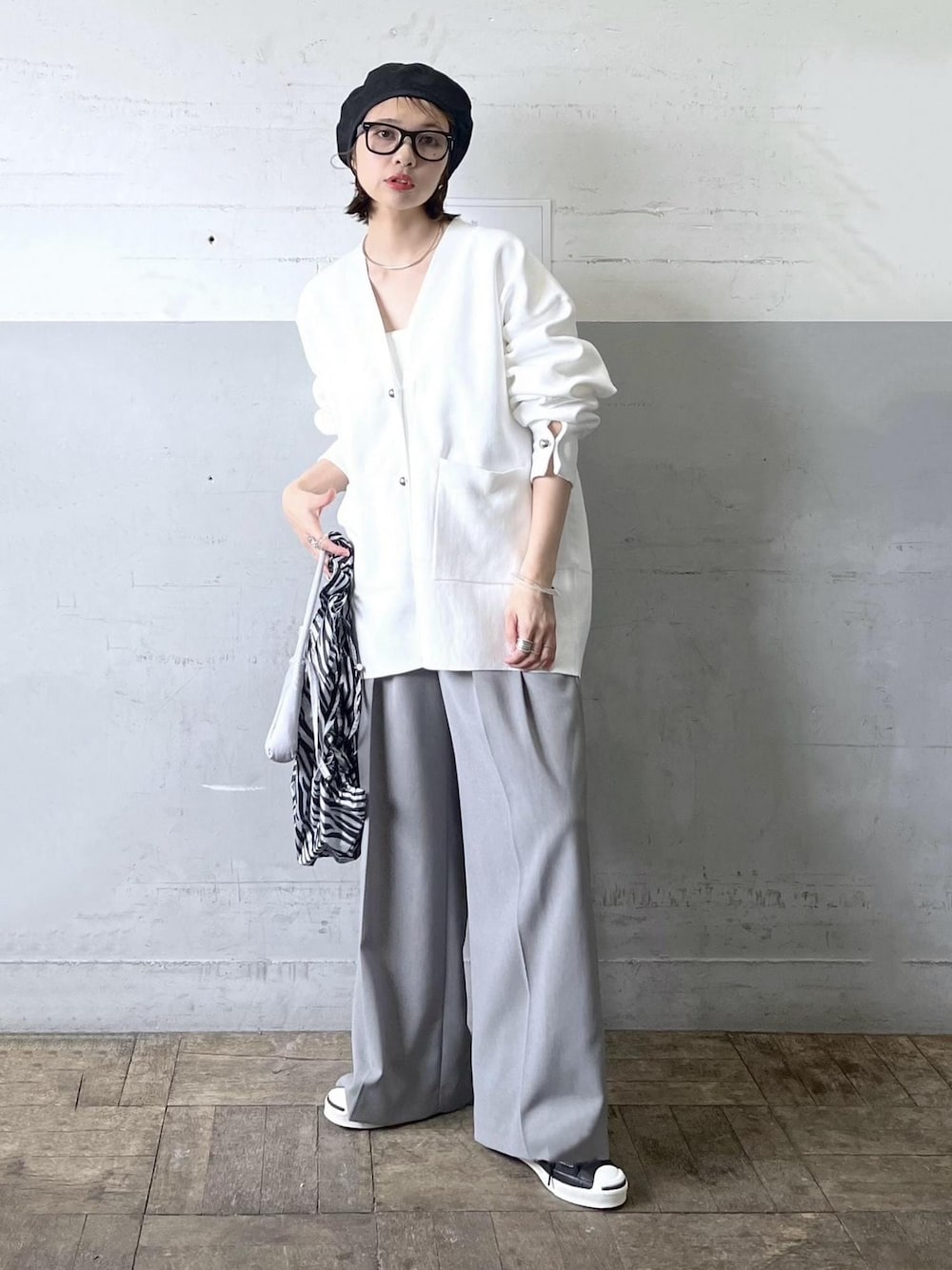 「24SS春の新作、ホワイト、長袖、Vネック、オーバーサイズ、パンツ、グレー、ワイド、スニーカー、ADAM ET ROPÉ、FEMME、SDGs、サステナブル、骨格ナチュラル、イエベ」｜「ADAM ET ROPE'のプリントドロストトート（トートバッグ、ブラック系）」を使った、tampoさん（レディース・158cm）の冬コーディネートの1枚目の写真