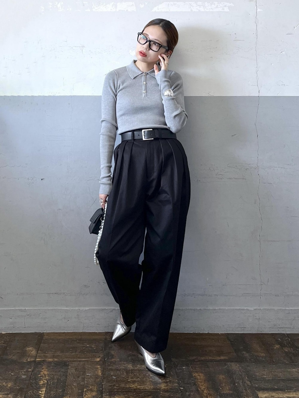 「auralee、オーラリー、イエベ春、イエベスプリング、ナチュラル、ポロ、タックパンツ、チノパンツ、パール、ハンドバッグ、グレー、長袖、パンツ、ベルト、ハイウエスト」｜「ADAM ET ROPE'のチェーンアクセサリーミニバッグ（ショルダーバッグ、ブラック系）」を使った、tampoさん（レディース・158cm）の夏コーディネートの1枚目の写真