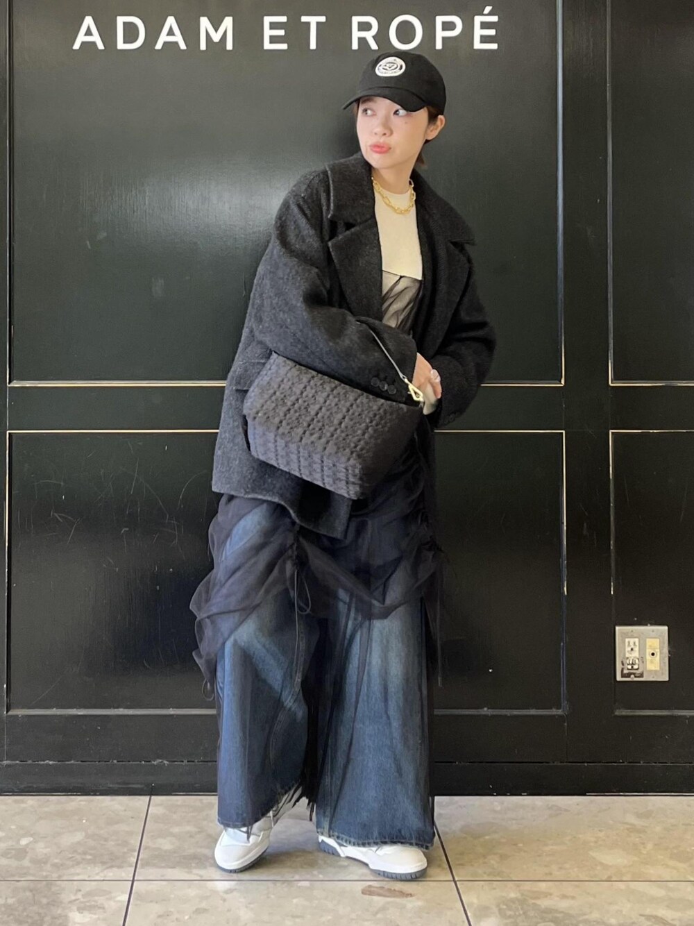 「キャミワンピース、ブラック、チュール、ニット、長袖、パンツ、デニム、ホワイト、スニーカー、ADAM ET ROPÉ、FEMME、骨格ナチュラル、イエベ、カジュアル、大人カジュアル」｜「ADAM ET ROPE'のアンチピリングフレアスリーブプルオーバー（ニット/セーター、ホワイト系）」を使った、tampoさん（レディース・158cm）の冬コーディネートの1枚目の写真