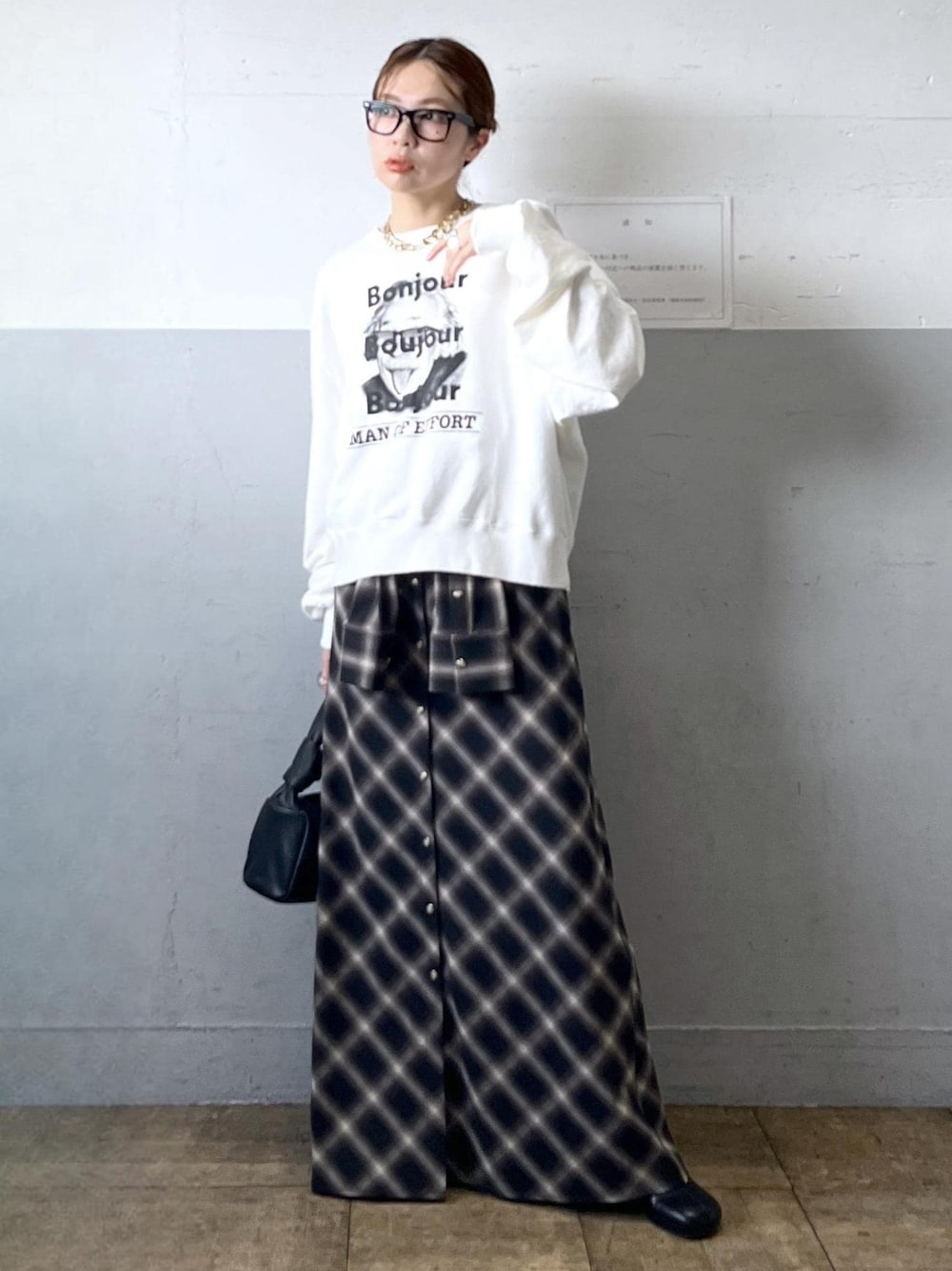 「秋コーデ、デートコーデ、お出かけコーデ、女子会コーデ、大人カジュアル、体型カバー、カジュアルコーデ、別注アイテム、コラボアイテム、ADAM ET ROPÉ、ナチュラル、イエベ春、敏感、トップス、スウェット」｜「ADAM ET ROPE'のラウンドブーツ（ブーツ、ブラック系）」を使った、tampoさん（レディース・159cm）の秋コーディネートの1枚目の写真