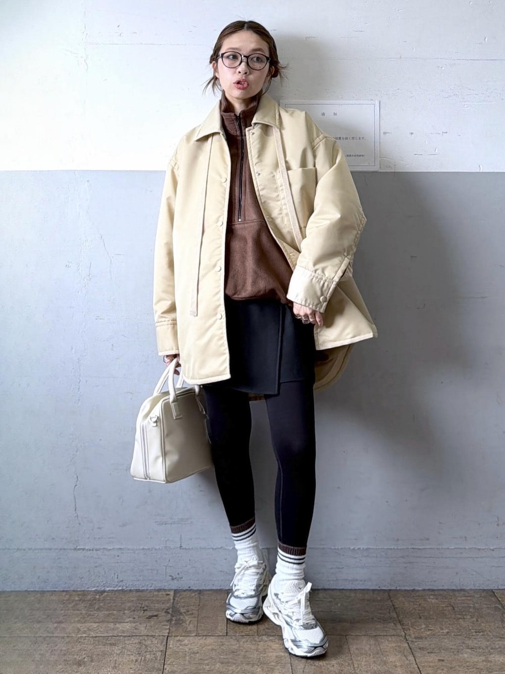 ブラック系のその他パンツ、ベージュ系のブルゾン、ホワイト系のスニーカーを着用したレディースの秋コーディネートの1枚目の写真