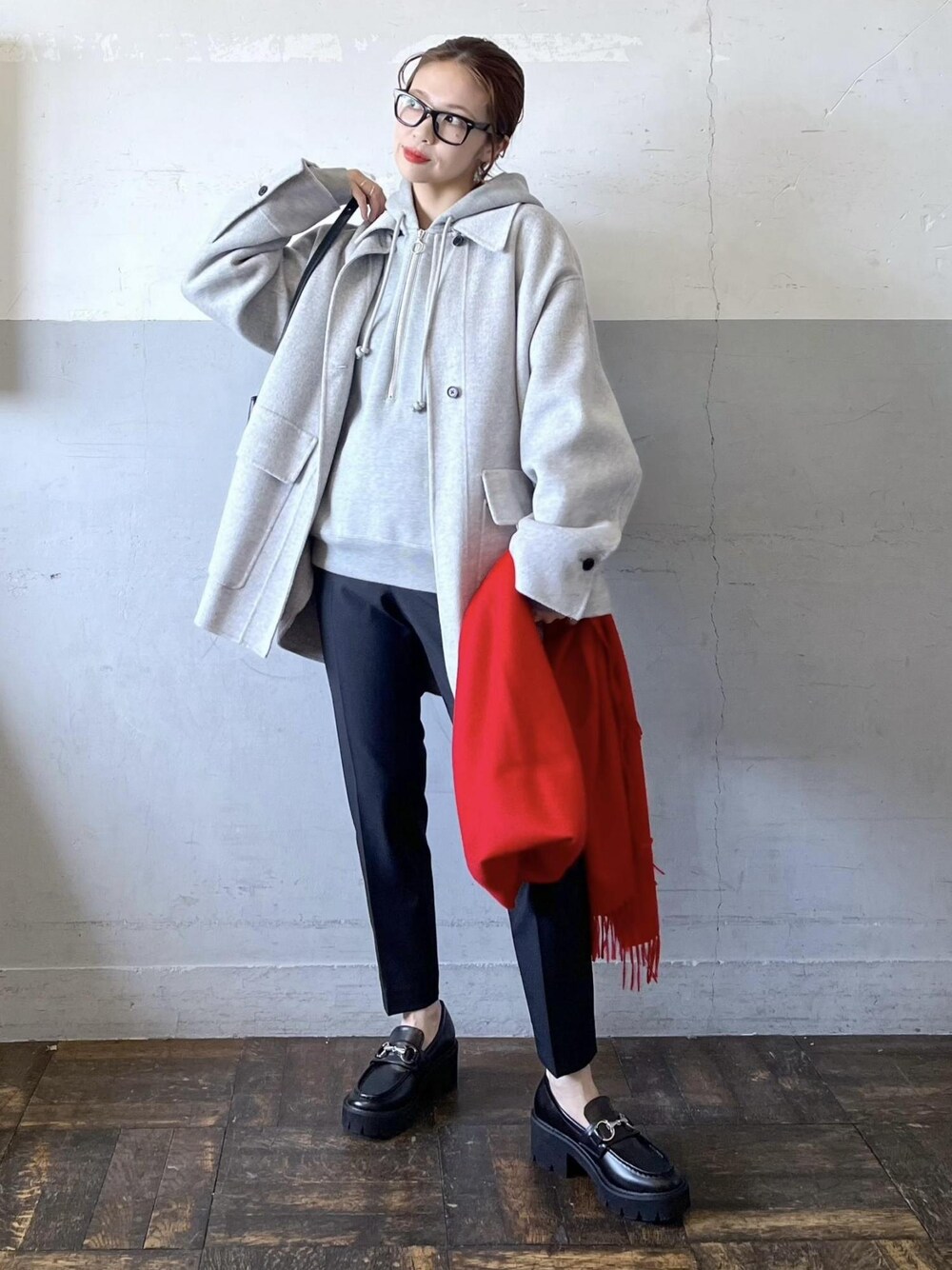「グレー、長袖、オーバーサイズ、ライトグレー、スウェット、パーカー、パンツ、ローファー、ADAM ET ROPÉ、FEMME、骨格ナチュラル、イエベ、カジュアル、大人カジュアル、スポーティー」｜「ADAM ET ROPE'の【晴雨兼用】ボリュームローファー（レインシューズ、ブラック系）」を使った、tampoさん（レディース・158cm）の秋コーディネートの1枚目の写真