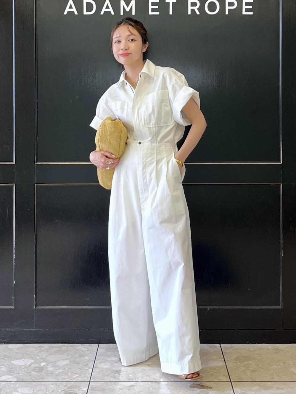 「ホワイト、ワイド、オールインワン、襟、サロペット、ADAM ET ROPÉ、FEMME、骨格ナチュラル、イエベ、大人カジュアル、夏、夏コーデ、夏ファッション、体型カバー、スタイルカバー」｜「ADAM ET ROPE'の【SITA NEVADO(シタネバド)】RAFIA CLUTCH BAG（クラッチバッグ、ホワイト系）」を使った、tampoさん（レディース・158cm）の春コーディネートの1枚目の写真