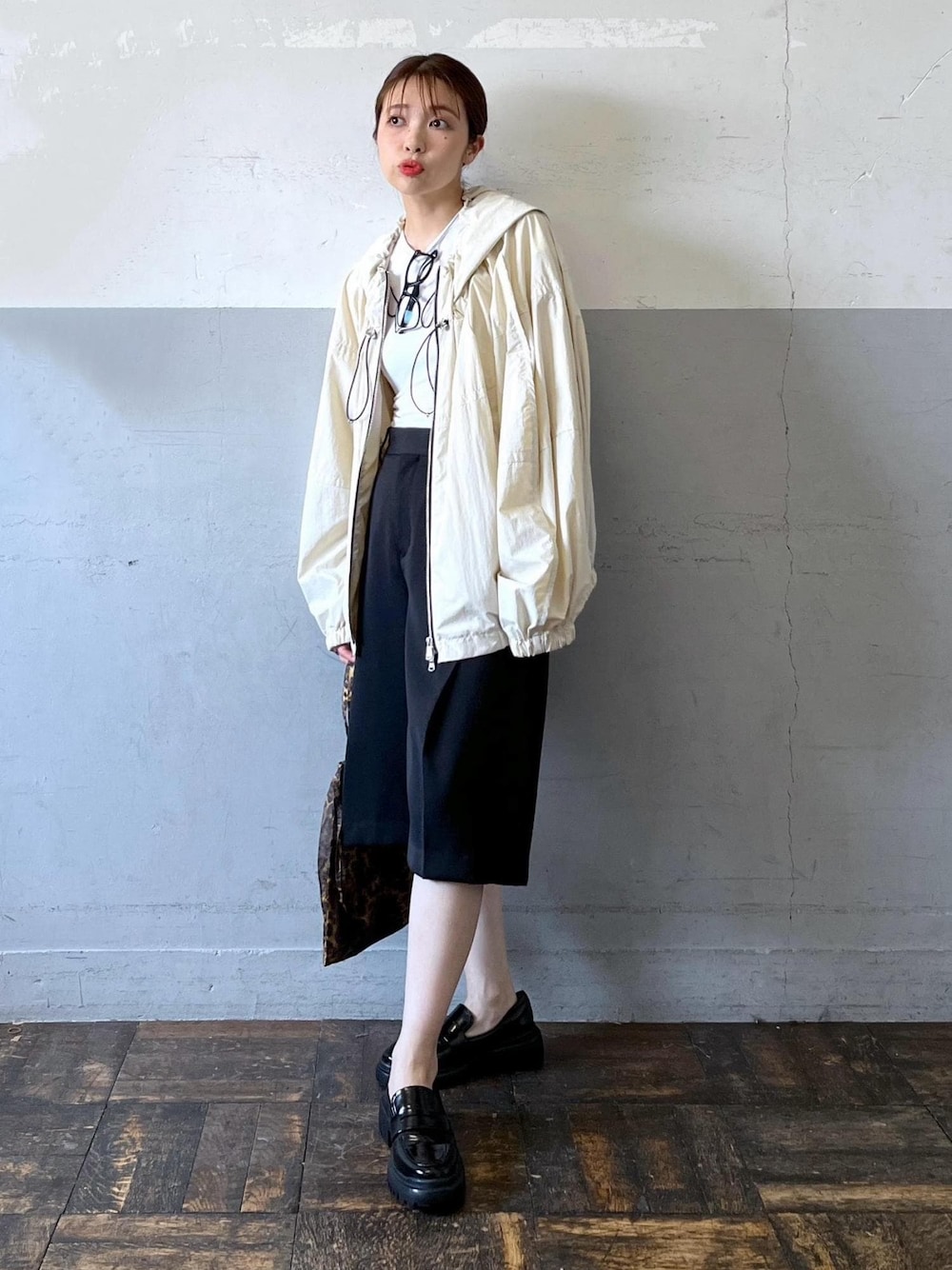 「ハーフパンツ、FEMME、骨格ナチュラル、イエベ、カジュアル、アウトドア、春、夏、秋、春ファッション、夏ファッション、秋ファッション、スタイルカバー、オーバーサイズ、ビッグシルエット」｜「ADAM ET ROPE'のウォータープルーフコインローファー（ローファー、ブラック系）」を使った、tampoさん（レディース・158cm）の夏コーディネートの1枚目の写真