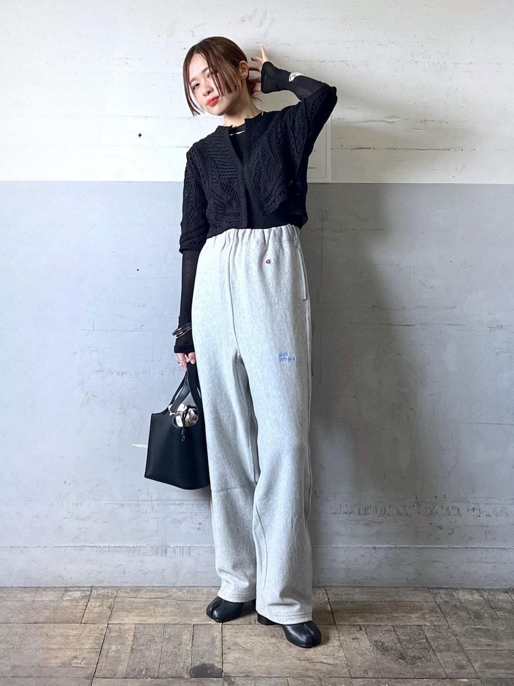 「初春コーデ、春コーデ、デートコーデ、お出かけコーデ、女子会コーデ、レイヤード、パンツスタイル、体型カバー、別注アイテム、コラボアイテム、ADAM ET ROPÉ、ナチュラル、イエベ春、敏感、トップス」｜「ADAM ET ROPE'の【オケージョン】ハーフスリーブレースボレロ（カーディガン/ボレロ、ブラック系）」を使った、tampoさん（レディース・158cm）の冬コーディネートの1枚目の写真