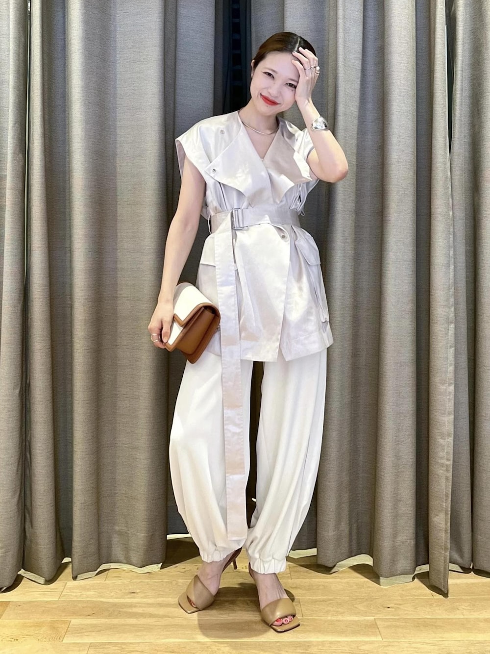 「イエベ春、イエベスプリング、ナチュラル、ホワイト、ノースリーブ、パンツ、ベージュ、サンダル、ヒール、ストラップ、ストラップサンダル、アンクルストラップ、ヒールサンダル、ADAM ET ROPÉ、FEMME」｜「ADAM ET ROPE'の【サステナブル】オーガニックコットンフラップショルダーバッグ（ショルダーバッグ、ブラウン系）」を使った、tampoさん（レディース・158cm）の夏コーディネートの1枚目の写真