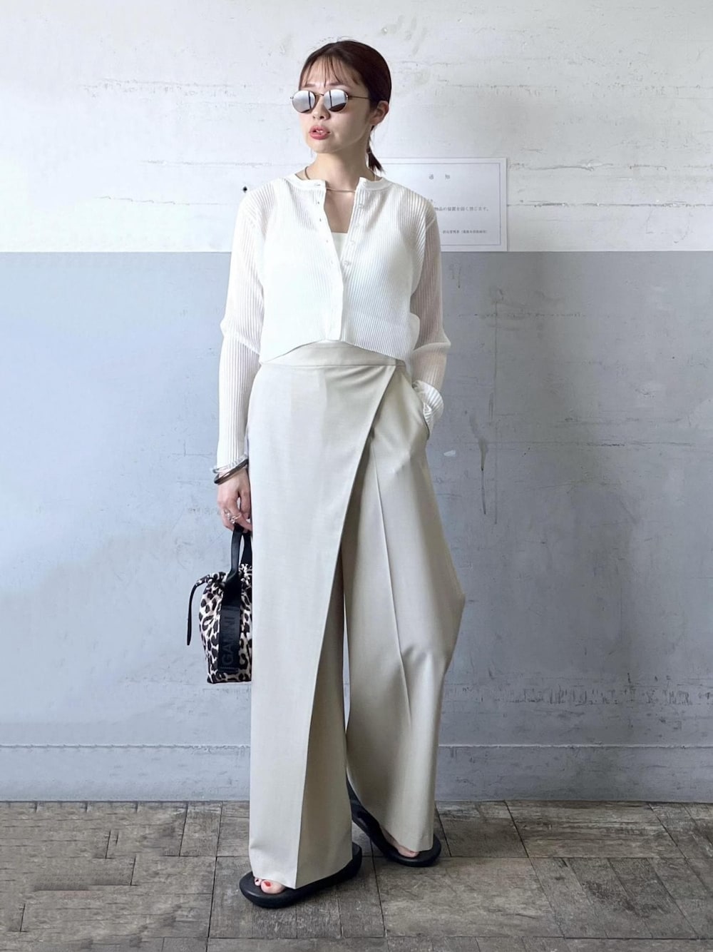 「ラップパンツ、サングラス、リブ、ホワイト、長袖、パンツ、ワイド、十分丈、サンダル、フラット、ADAM ET ROPÉ、FEMME、骨格ナチュラル、イエベ、大人カジュアル」｜「ADAM ET ROPE'のカップ付きタンクトップ（タンクトップ、ホワイト系）」を使った、tampoさん（レディース・158cm）の春コーディネートの1枚目の写真