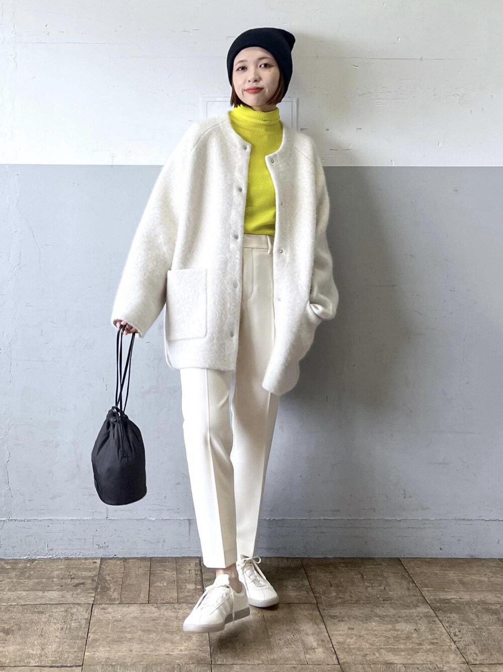 「ショルダーバッグ、巾着、ホワイト、ニット、長袖、コート、ノーカラー、スニーカー、ローカット、ADAM ET ROPÉ、FEMME、骨格ナチュラル、イエベ、きれいめカジュアル、大人カジュアル」｜「ADAM ET ROPE'のアンチピリングポイントスリーブタートルニット（ニット/セーター、イエロー系）」を使った、tampoさん（レディース・158cm）の秋コーディネートの1枚目の写真