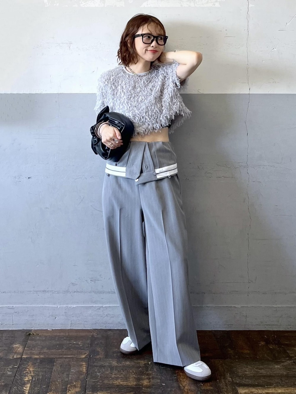 「初秋コーデ、女子会コーデ、大人カジュアル、パンツスタイル、体型カバー、ADAM ET ROPÉ、ナチュラル、イエベ春、敏感、低身長、トップス、Tシャツ/カットソー、オールインワン/サロペット、つなぎ/オールインワン、バッグ」｜「ADAM ET ROPE'の【サステナブル】リボンモチーフミニチェーンバック（ショルダーバッグ、ブラック系）」を使った、tampoさん（レディース・158cm）の夏コーディネートの1枚目の写真