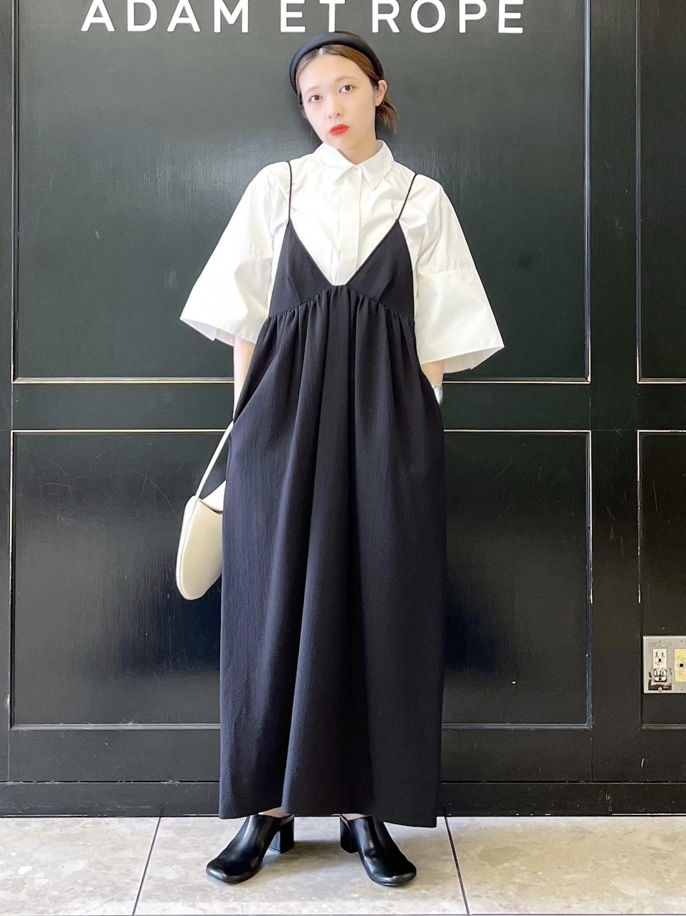「イエベ春、イエベスプリング、ナチュラル、キャミワンピース、サボ、mary al terna、メアリ オル ターナ、ADAM ET ROPÉ、FEMME、骨格ナチュラル、イエベ、大人カジュアル、フェミニン、夏、夏コーデ」｜「MARY AL TERNAの【MARY AL TERNA】RICE（ショルダーバッグ、グレー系）」を使った、tampoさん（レディース・158cm）の夏コーディネートの1枚目の写真