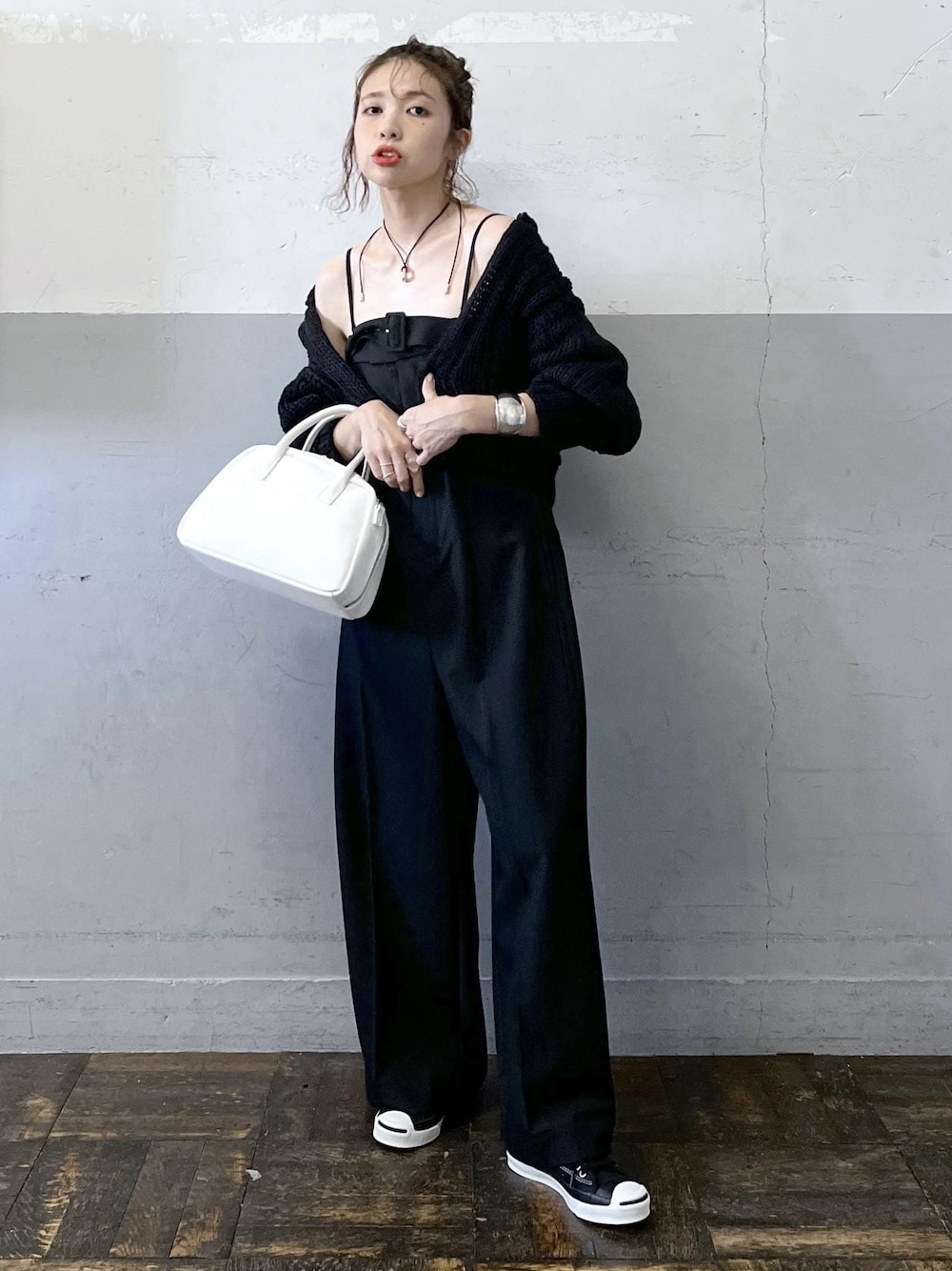 「ボリュームスリーブ、ブラック、ワイド、オールインワン、サロペット、パンツ、スニーカー、初秋コーデ、秋コーデ、デートコーデ、お出かけコーデ、旅行コーデ、女子会コーデ、大人カジュアル、パンツスタイル」｜「ADAM ET ROPE'のベルテッドベアロンパース（つなぎ/オールインワン、ブラック系）」を使った、tampoさん（レディース・158cm）の秋コーディネートの1枚目の写真