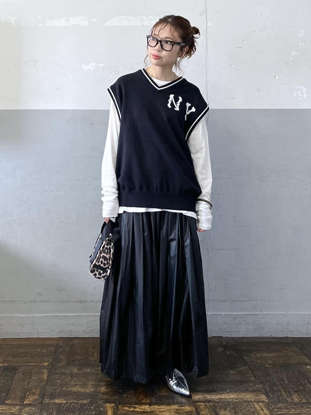 「Vネック、MLB COLLECTION、ブラック、ホワイト、プルオーバー、ロゴ、クルーネック、長袖、Tシャツ、カットソー、ロング、フレア、フレアスカート、マキシ、ギャザー」｜「MILLERの【Miller for ADAM ET ROPE' 】別注SHEER TEE(2PACK)（Tシャツ/カットソー、ホワイト系）」を使った、tampoさん（レディース・158cm）の秋コーディネートの1枚目の写真