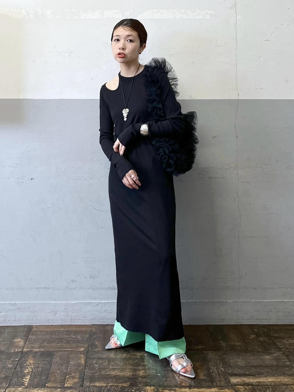 「ブラック、長袖、ロング、ワンピース、スリット、マキシ、タイトワンピース、パンツ、ADAM ET ROPÉ、FEMME、骨格ナチュラル、イエベ、大人カジュアル、レイヤード、春」｜「ADAM ET ROPE'のフリルワンショルダーバッグ（ハンドバッグ、ブラック系）」を使った、tampoさん（レディース・158cm）の春コーディネートの1枚目の写真