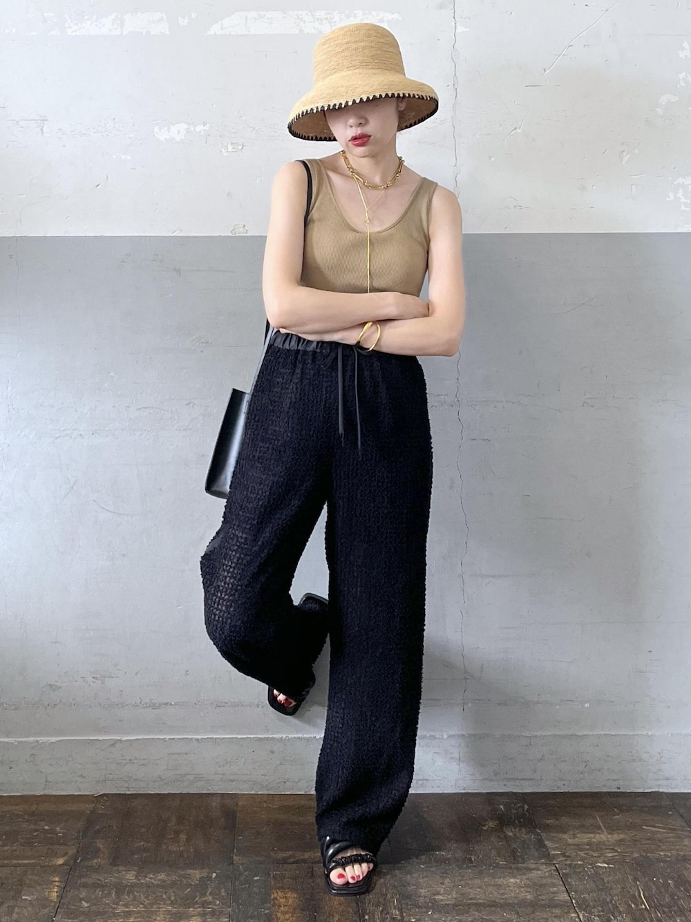 「キャメル、mary al terna、メアリ オル ターナ、la maison de lyllis、ラ メゾン ド リリス、jw pei、イエベ春、イエベスプリング、ナチュラル、タンクトップ、ベージュ、ハット、ストローハット、つば広ハット、ストロー」｜「ADAM ET ROPE'のcourvaceous bangle（バングル/リストバンド、ゴールド系）」を使った、tampoさん（レディース・158cm）の夏コーディネートの1枚目の写真