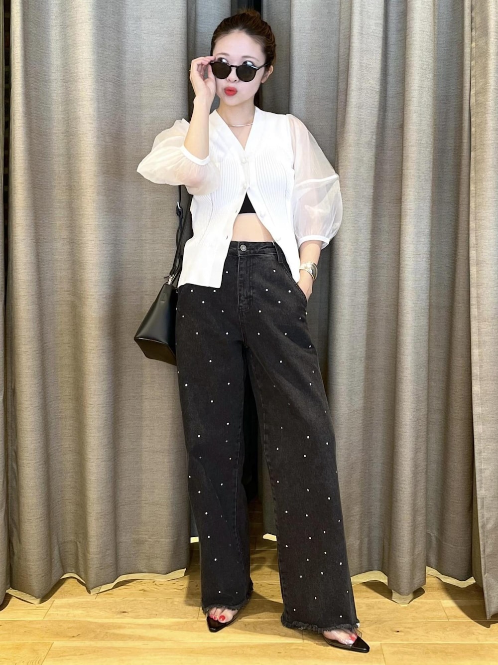 「ナチュラル、イエベ春、イエベスプリング、サングラス、raive、レイブ、ブラック、ショルダーバッグ、ショルダー、ホワイト、Vネック、七分袖、パンツ、十分丈、ストレート」｜「ADAM ET ROPE'のクリアミュール（サンダル、ブラック系）」を使った、tampoさん（レディース・158cm）の夏コーディネートの1枚目の写真