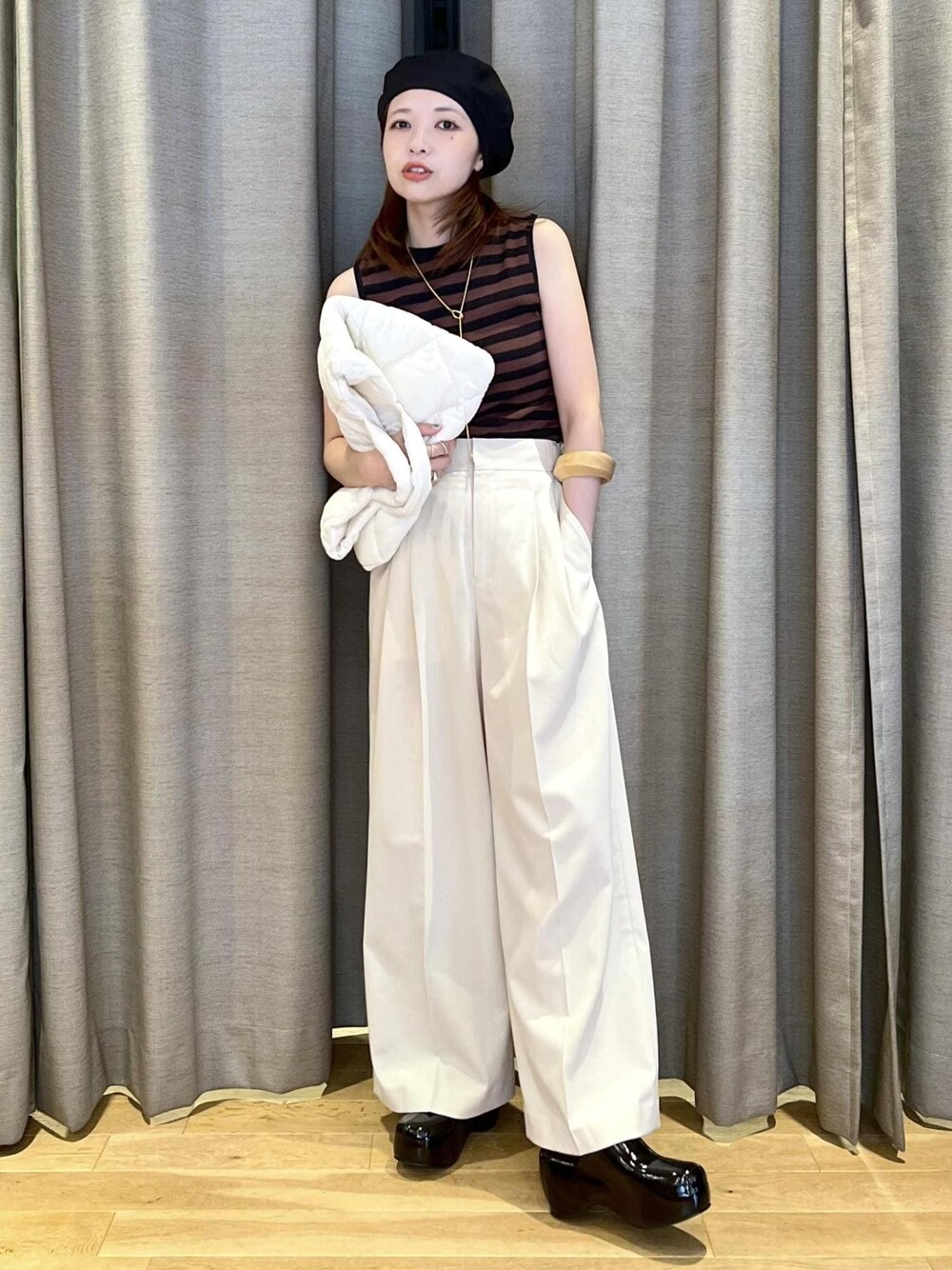 「イエベ春、イエベスプリング、ナチュラル、miller、ミラー、別注、ブラウン、カットソー、ノースリーブ、タンクトップ、ホワイト、パンツ、ワイド、ハイウエスト、ADAM ET ROPÉ」｜「MILLERの【MILLER for ADAM ET ROPE'】別注SLEEVELESS TEE（タンクトップ、ブラウン系）」を使った、tampoさん（レディース・158cm）の夏コーディネートの1枚目の写真