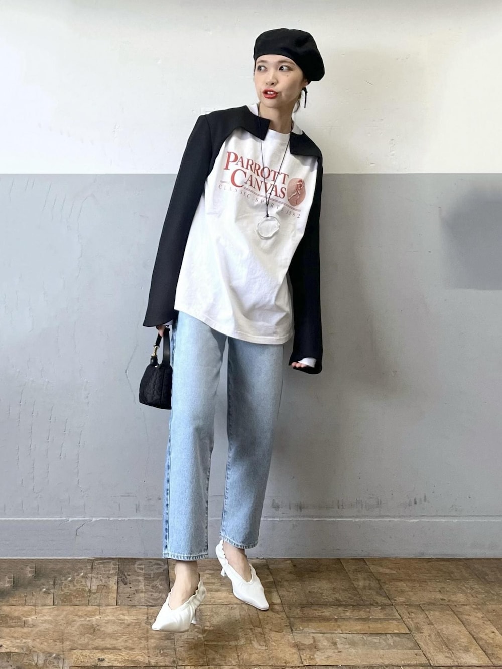 「ホワイト、プルオーバー、長袖、クルーネック、プリント、Tシャツ、ロゴ、パンツ、ブルー、デニム、テーパード、パンプス、ポインテッドトゥ、ヒール、ADAM ET ROPÉ」｜「NEEDBY heritageの【NEEDBY for ADAM ET ROPE'】別注 FIT HIGHRISE TAPERED（デニムパンツ、ブルー系）」を使った、tampoさん（レディース・158cm）の冬コーディネートの1枚目の写真
