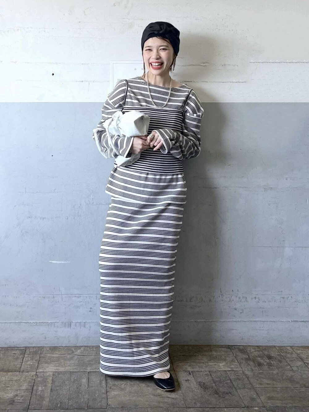 「24SS春の新作、タイトスカート、別注、長袖、スリット、マキシ、タイト、キャミソール、ADAM ET ROPÉ、FEMME、骨格ナチュラル、イエベ、カジュアル、大人カジュアル、レイヤード」｜「ADAM ET ROPE'の【サステナブル】メタリックバレエ（バレエシューズ、ブラック系）」を使った、tampoさん（レディース・158cm）の春コーディネートの1枚目の写真