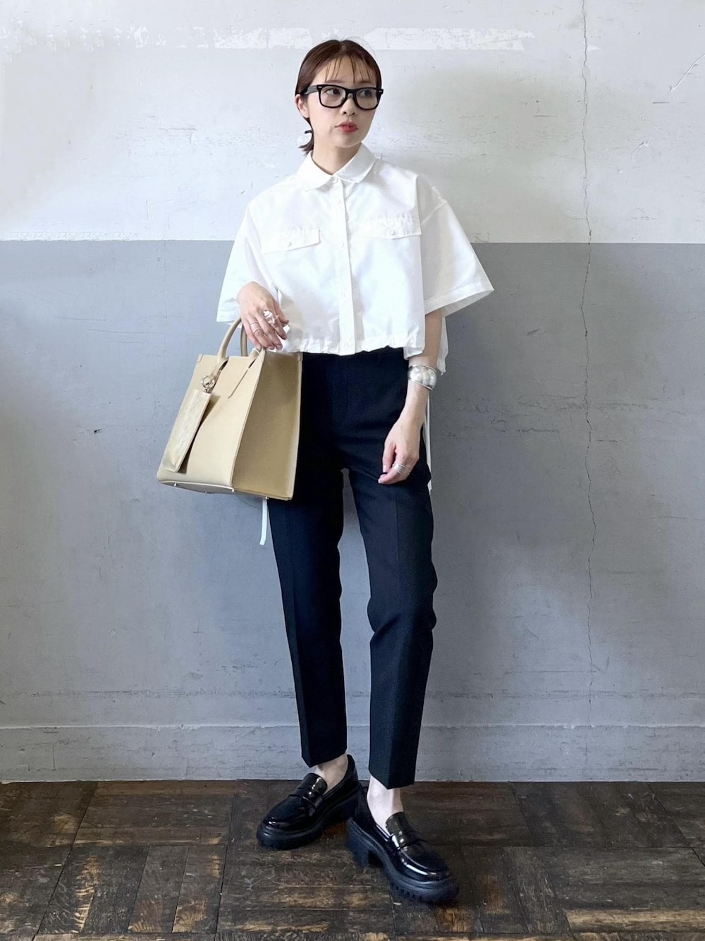 「シャツ、パンツ、ローファー、ADAM ET ROPÉ、FEMME、骨格ナチュラル、イエベ、大人カジュアル、夏、夏コーデ、夏ファッション、オーバーサイズ、ビッグシルエット、ボリューム袖、洗える」｜「ADAM ET ROPE'の【サステナブル】スリムスラックス（スラックス、ブラック系）」を使った、tampoさん（レディース・158cm）の春コーディネートの1枚目の写真