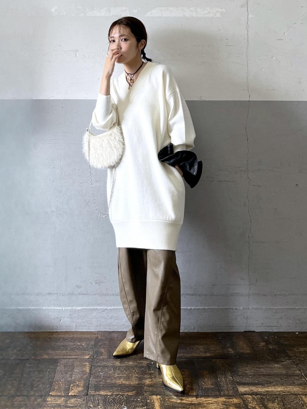 「Wshoes&bag_pickup、秋コーデ、初冬コーデ、冬コーデ、デートコーデ、お出かけコーデ、女子会コーデ、大人カジュアル、パンツスタイル、体型カバー、カジュアルコーデ、ADAM ET ROPÉ、ナチュラル、イエベ春、敏感」｜「ADAM ET ROPE'のポインテッドストレッチブーツ（ブーツ、ゴールド系）」を使った、tampoさん（レディース・158cm）の秋コーディネートの1枚目の写真