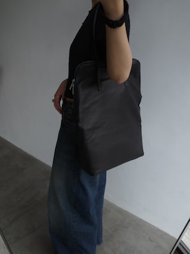 「RIM.ARK（リムアーク）のW-zip leather bag ダブルジップ レザーバッグ（トートバッグ、ブラック系）」を使った、yoshinosasakiさん（レディース・165cm）の春コーディネート