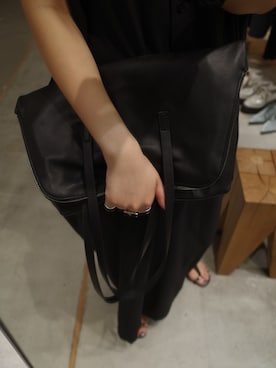 「RIM.ARK（リムアーク）のW-zip leather bag ダブルジップ レザーバッグ（トートバッグ、ブラック系）」を使った、yoshinosasakiさん（レディース・165cm）の春コーディネート
