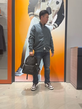「ARMANI EXCHANGE（アルマーニエクスチェンジ）のアイテム（スニーカー）」を使った、zawa.yさん（メンズ・182cm）の冬コーディネート
