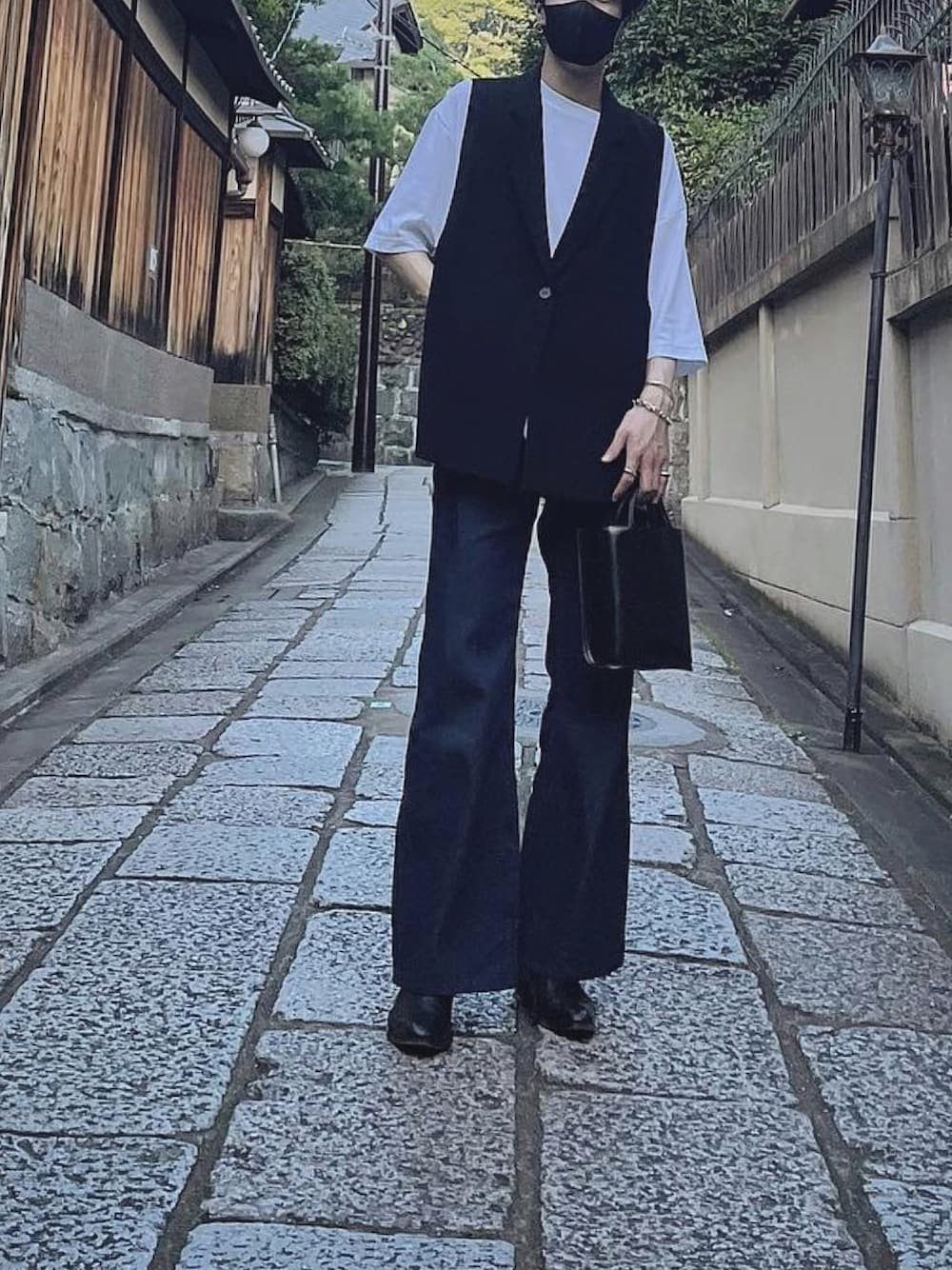 「シンプル、オーバーサイズ、休日スタイル、デニムパンツ、キレイめ、古着MIX、モノトーンコーデ、おしゃれさんと繋がりたい、いいね、save、フォローお願いします🤑、夏コーデ」｜「ZARA WOMANのアイテム（ベスト、ブラック系）」を使った、takaさん（メンズ・180cm）の秋コーディネートの1枚目の写真