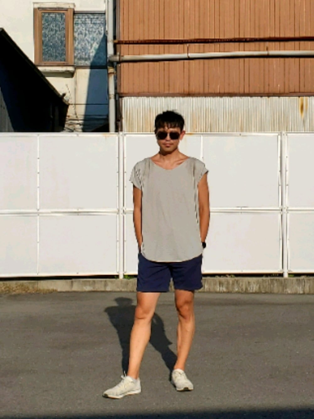 「街ぶら、散歩、近所」｜「UNIQLOのアイテム（Tシャツ/カットソー、グレー系）」を使った、Mishel Muellerさん（メンズ・180cm）の夏コーディネートの1枚目の写真