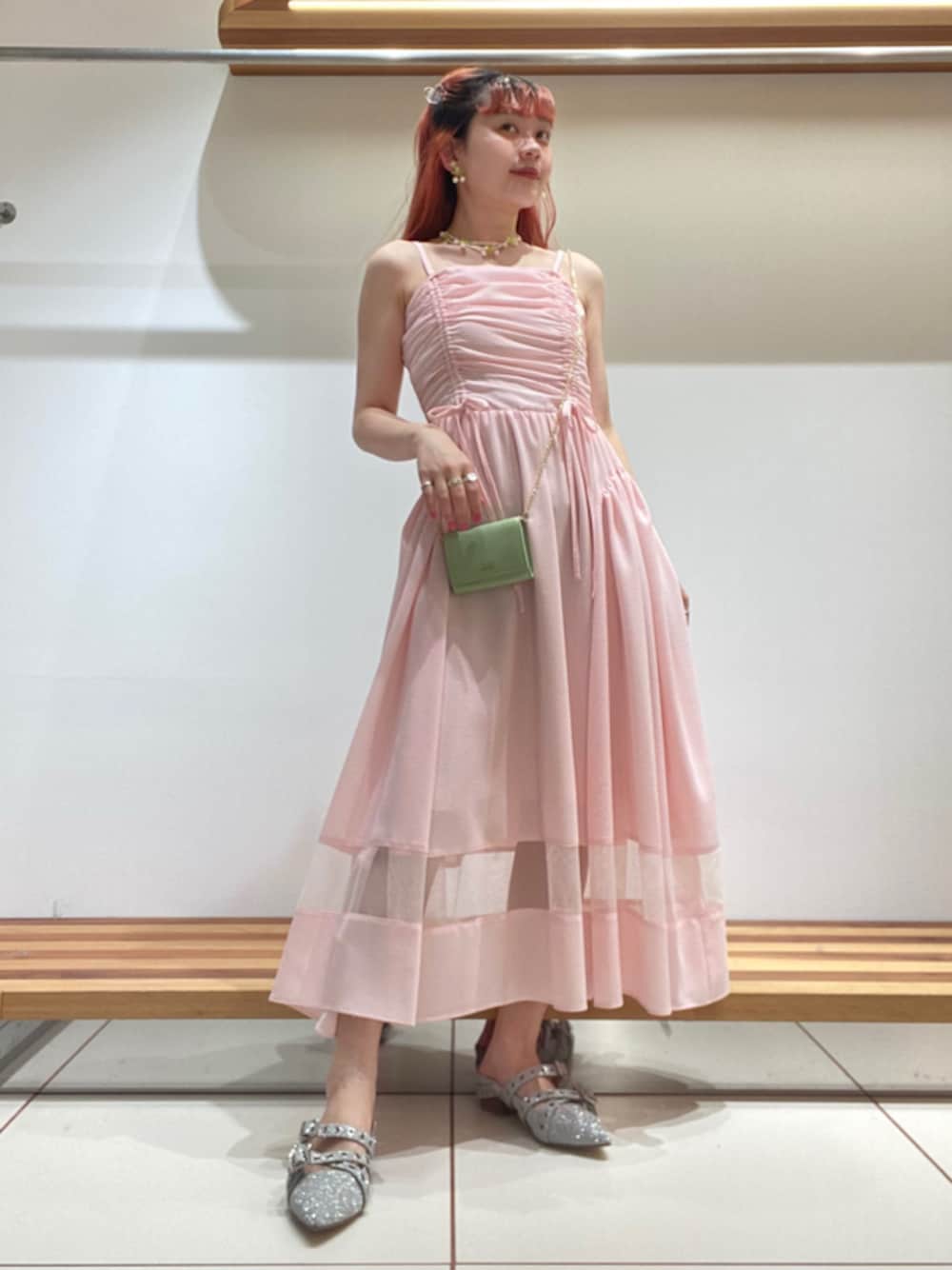 「低身長、デイリー、オケージョン、プリーツ、チュール、シアー、アクセサリー、シューズ、ワンピース、ドレスアップ、バッグ、ドレス」｜「FURFURのドロストキャミワンピース（ワンピース、ピンク系）」を使った、FURFURさん（レディース・154cm）の春コーディネートの1枚目の写真