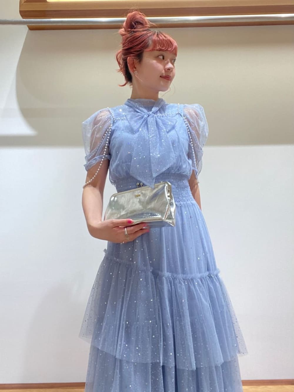 「低身長、オケージョン、刺繍、チュール、アクセサリー、シューズ、ドレスアップ、バッグ、ドレス、リボン」｜「FURFURの【限定サイズ】ハーフスリーブラメチュールドレス（ドレス、ブルー系）」を使った、FURFURさん（レディース・154cm）の夏コーディネートの1枚目の写真