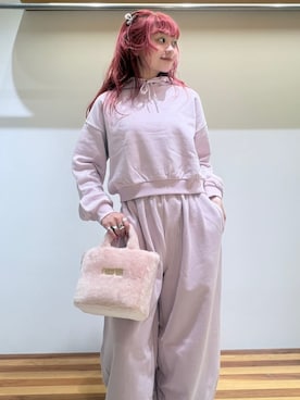 「アイテム（スウェットパンツ、ピンク系）」を使った、FURFURさん（レディース・154cm）の秋コーディネート