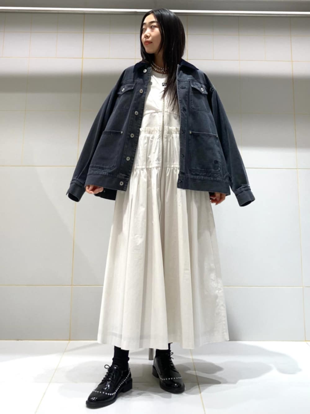 「アウター、デイリー、シューズ、カットソー、ワンピース、トップス、ドレス、イエベ、骨格ウェーブ」｜「FURFURのティアードギャザージャンパースカート（ジャンパースカート、ホワイト系）」を使った、FURFURさん（レディース・157cm）の冬コーディネートの1枚目の写真