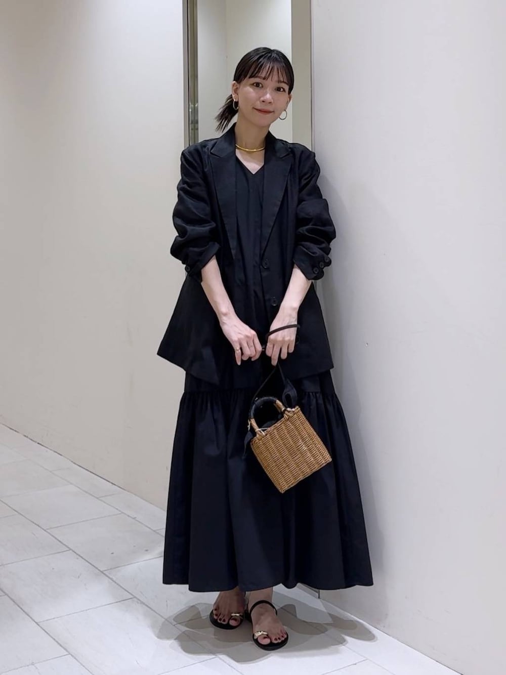 「ベーシック/シンプル、きれいめ、オーバーサイズ、春コーデ、夏コーデ、カジュアル、旅行、ウォッシャブル、BARNYARDSTORM、ウエストゴム、シンプルコーデ、きれいめカジュアル、ワンピース、ヘアアクセサリー、ジャケット」｜「BARNYARDSTORMのBARNYARDSTORM / メタルツキレザートング（サンダル、ブラック系）」を使った、AMIさん（レディース・159cm）の春コーディネートの1枚目の写真