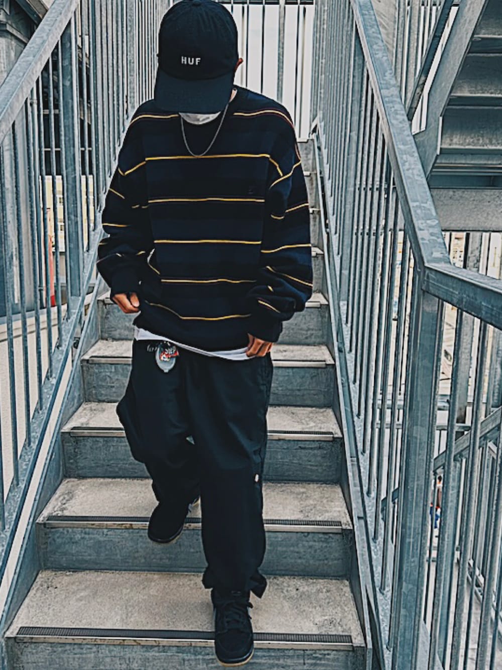 「HUF、kookyn、Dickies、NikeSB、キャップ、ニット、パンツスタイル、スニーカー、ストリート、春コーデ、休日コーデ、ゆるコーデ、低身長」｜「KOOKYNのアイテム（ニット/セーター、ブラック系）」を使った、tokiさん（メンズ・157cm）の春コーディネートの1枚目の写真