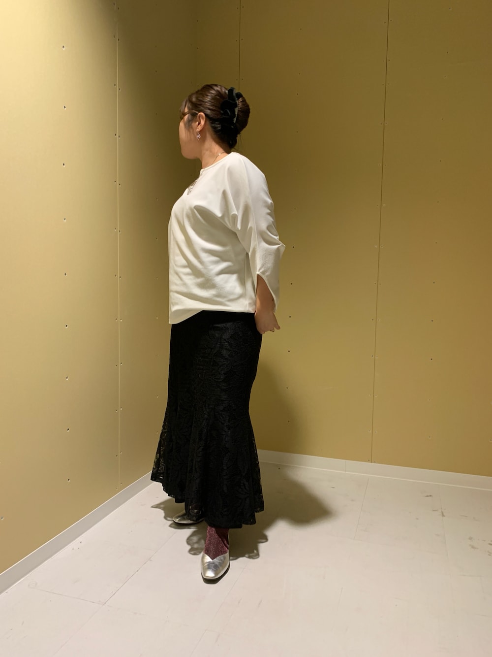 シルバー系のパンプスを着用したレディースの秋コーディネートの1枚目の写真