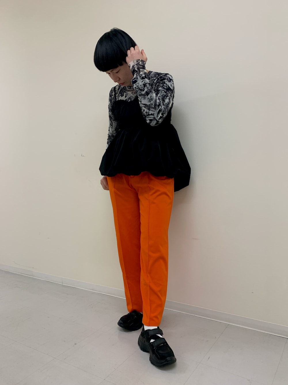 ブラック系のサンダルを着用したレディースの春コーディネートの1枚目の写真