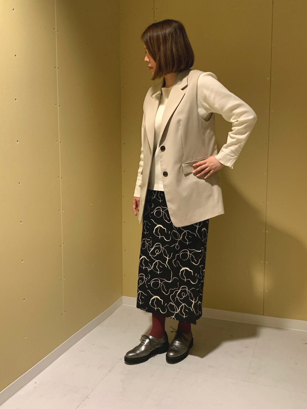 その他のドレスシューズを着用したレディースの秋コーディネートの1枚目の写真