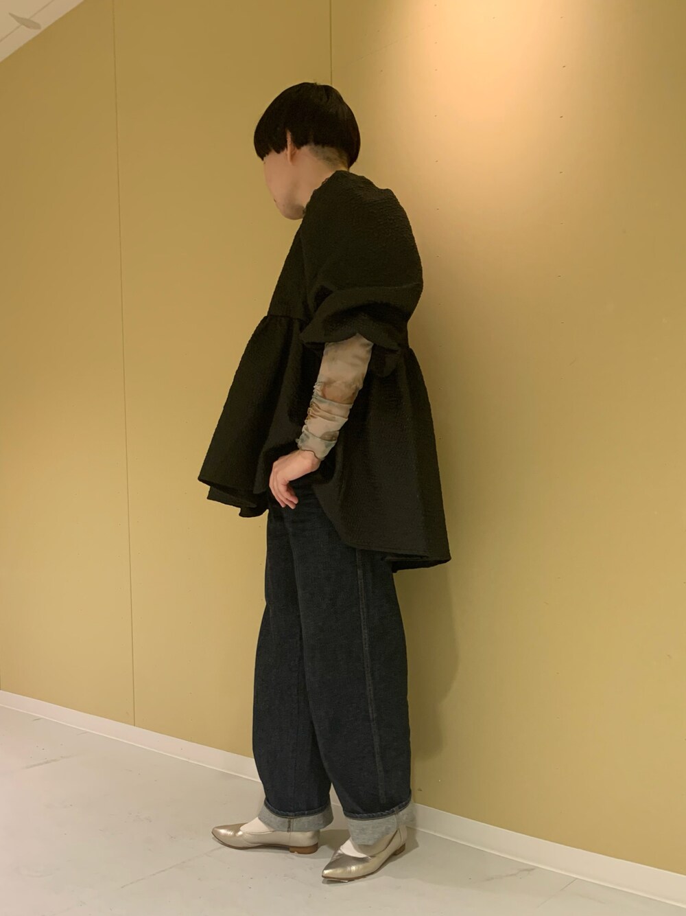 シルバー系のパンプスを着用したレディースの秋コーディネートの1枚目の写真