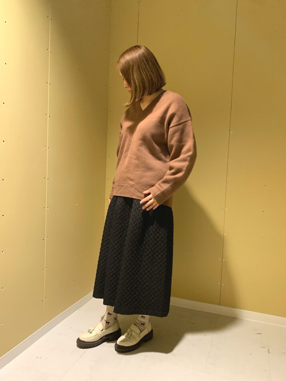 ホワイト系のローファーを着用したレディースの秋コーディネートの1枚目の写真