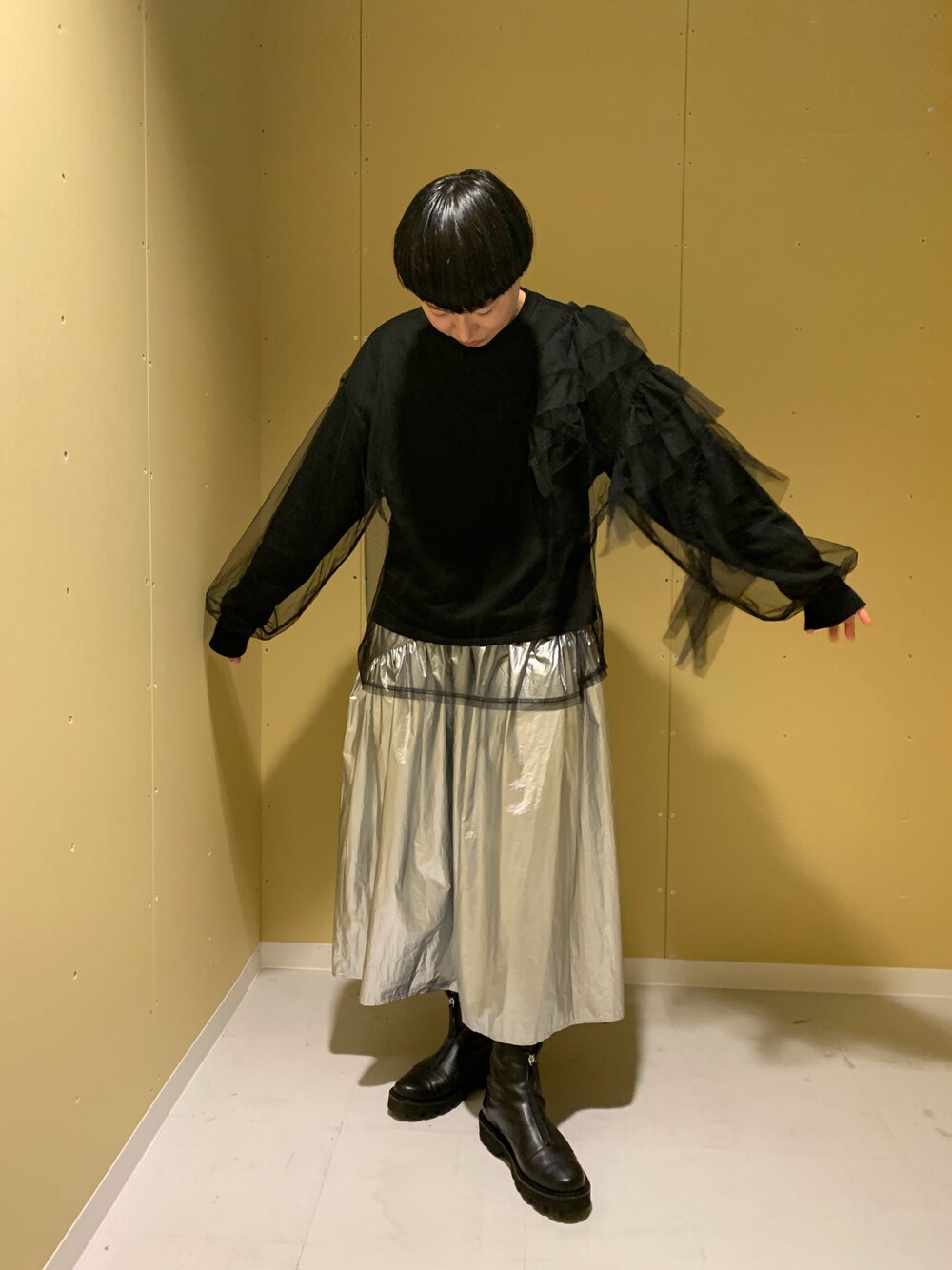 ブラック系のブーツを着用したレディースの秋コーディネートの1枚目の写真