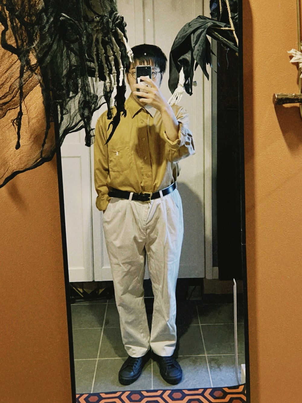 ベージュ系のチノパンツ、ブラウン系のシャツ/ブラウス、ブラック系のスニーカーを着用したメンズの秋コーディネートの1枚目の写真