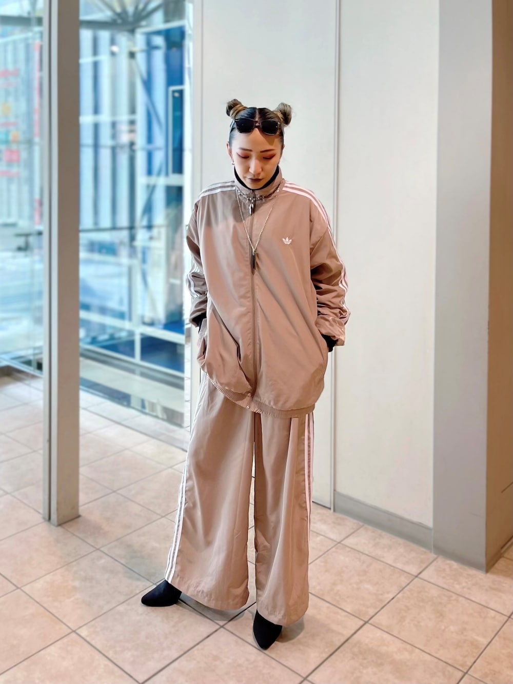 【新品】adidas オーバーサイズ トラックジャケット　ベージュ 新品】adidas オーバーサイズ トラックジャケット ベージュ